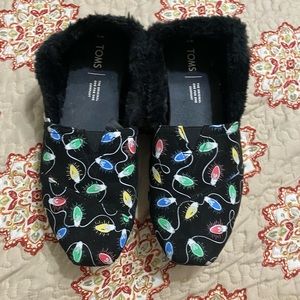 Tom’s Christmas Light , furry lined slip ons. Size 8